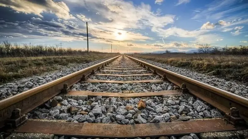 Парень чудом выжил, попав под поезд в центре Семея