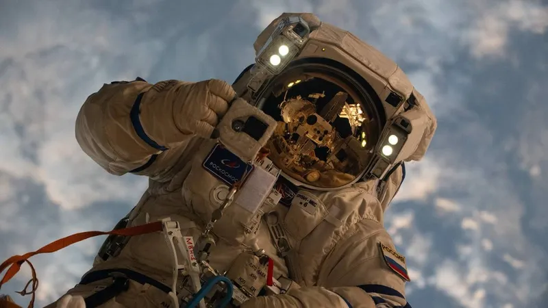 За бортом "космического дома": Роскосмос показал работу космонавтов на поверхности МКС