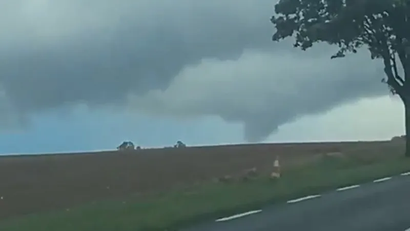 Мощный торнадо обрушился на Францию, есть жертвы
