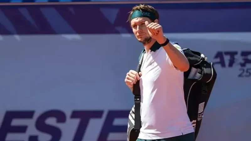 Александр Бублик успешно стартовал на турнире ATP-500 в Австрии