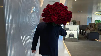 Евгений Петросян с цветами, фото - Новости Zakon.kz от 20.10.2025 10:05