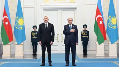 президент Азербайджана Ильхам Алиев, президент РК Касым-Жомарт Токаев, фото - Новости Zakon.kz от 21.10.2025 11:48