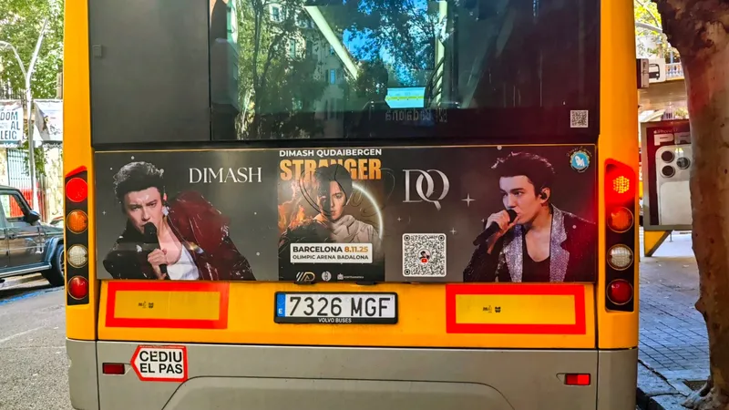 Испанские поклонники превратили автобусы Барселоны в афиши концерта Димаша Кудайбергена