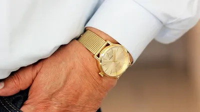 Часы Rolex у французского политика, фото - Новости Zakon.kz от 22.10.2025 06:06