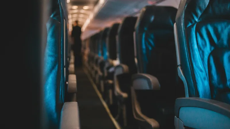 Пьяная пассажирка атаковала бортпроводников во время полета из Астаны в Новосибирск