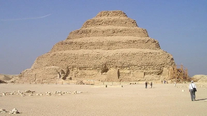 В Египте туристка провалилась внутрь пирамиды