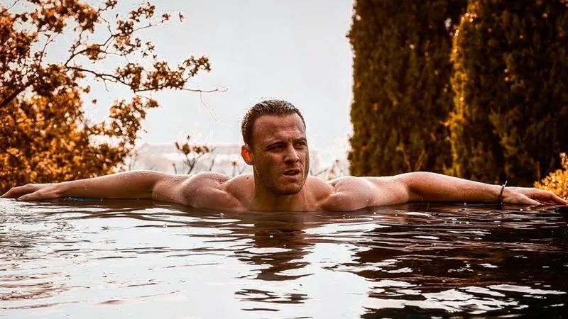 Звезда турецкого сериала "Постучись в мою дверь" закрутил новый роман