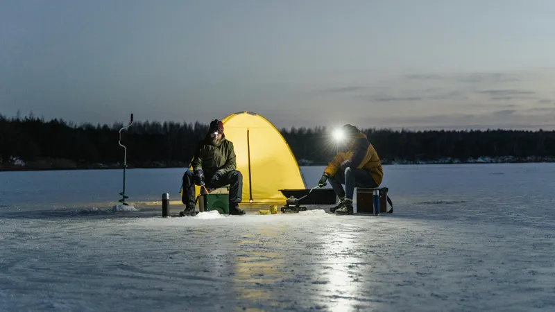 Двух рыбаков спасли на озере Майбалык в Астане