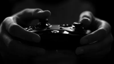 играет в компьютерную игру, фото - Новости Zakon.kz от 21.10.2025 17:02