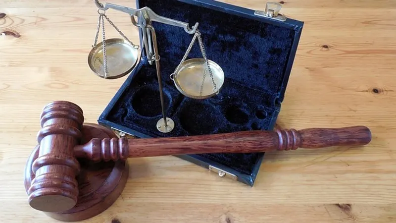 "Со смехом и хладнокровно": в Атырау по делу о жестоком убийстве девушки судят двух друзей