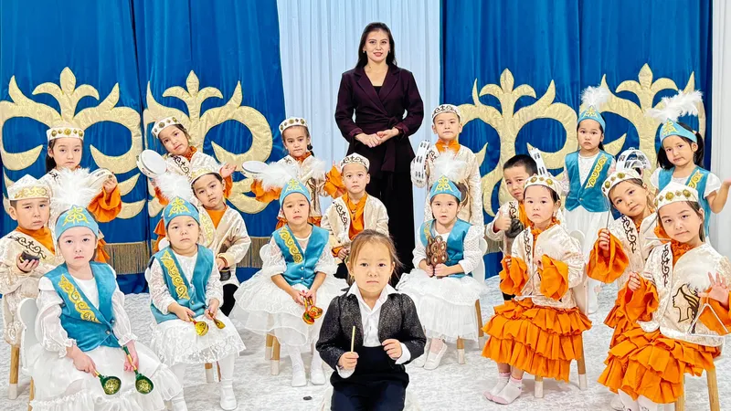 Даңғыра, асатаяқ и тұяқтас: 4-летний дирижер и малыши-ударники из Актау покоряют сцену
