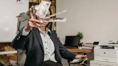 Девушка бросает деньги, фото - Новости Zakon.kz от 23.10.2025 08:17