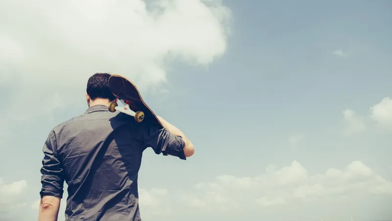 Какая походка выдает потенциально опасного соперника, рассказали ученые