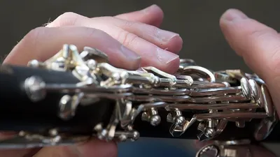 Женщина играла на кларнете при операции на мозге, фото - Новости Zakon.kz от 24.10.2025 02:26