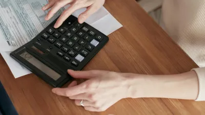 калькулятор, кредитный рейтинг, фото - Новости Zakon.kz от 23.10.2025 12:19