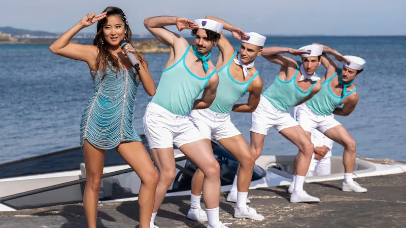 Выходит новый сезон сериала "Эмили в Париже", на съемках которого умер помощник режиссера