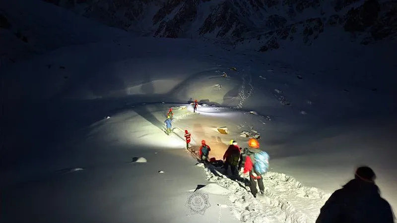 Ночью в горах Алматы туристку экстренно спасли из снежной ловушки