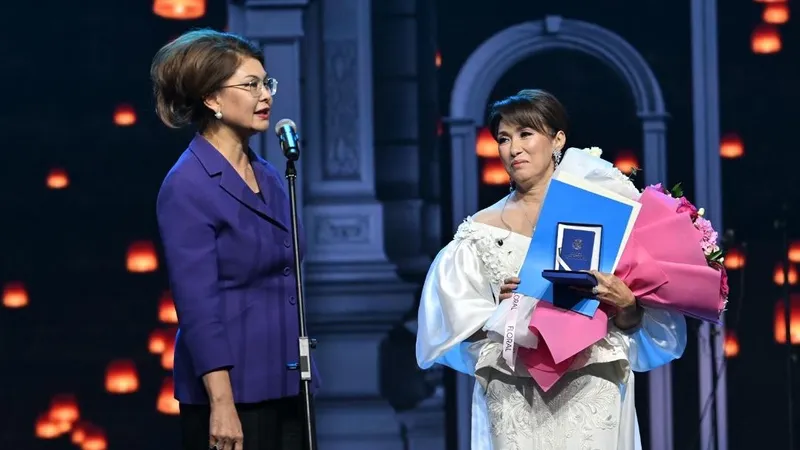 Президент трогательно поздравил Толкын Забирову с юбилеем творческой деятельности