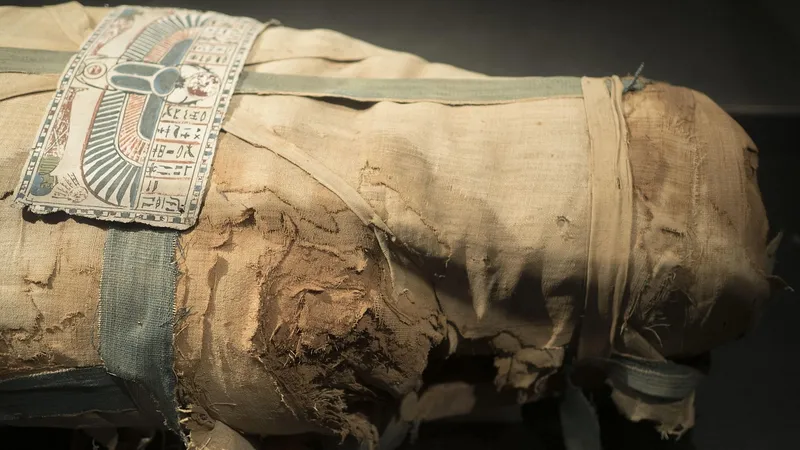 Археологи распечатали 2000-летний саркофаг со "странной" мумией