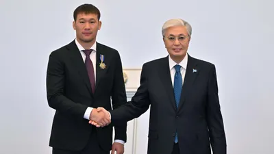 казахстанский боец смешанных единоборств Шавкат Рахмонов, президент РК Касым-Жомарт Токаев, фото - Новости Zakon.kz от 24.10.2025 14:09