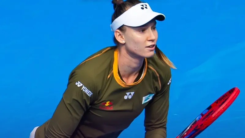 Рыбакина вышла в полуфинал WTA 500 и пробилась на Итоговый турнир года