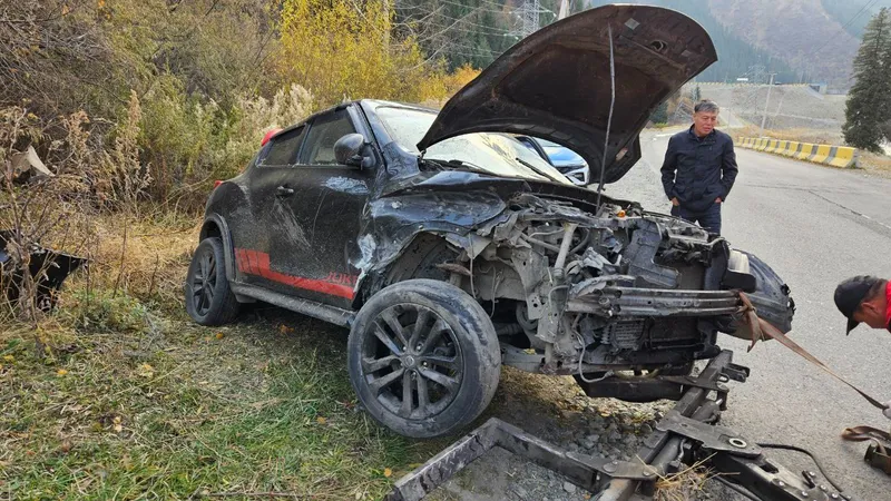 Авария в горах Алматы: отбойник спас Nissan Juke от падения в реку