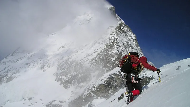 Группа российских альпинистов застряла на высоте 7,4 тыс. метров на горе Манаслу в Непале