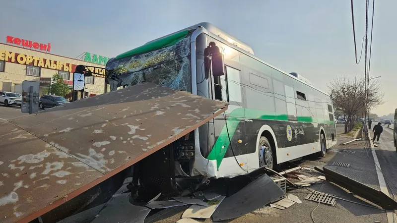 На барахолке в Алматы автобус снес остановку: пострадали пешеход и ребенок