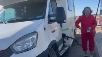 полицейские помогли туристке из Китая, фото - Новости Zakon.kz от 24.10.2025 18:18