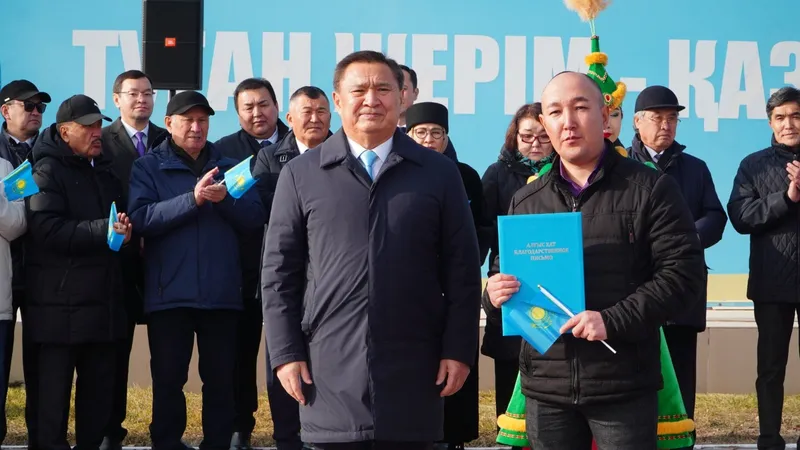 На самой высокой точке Кокшетау подняли государственный флаг в честь Дня Республики