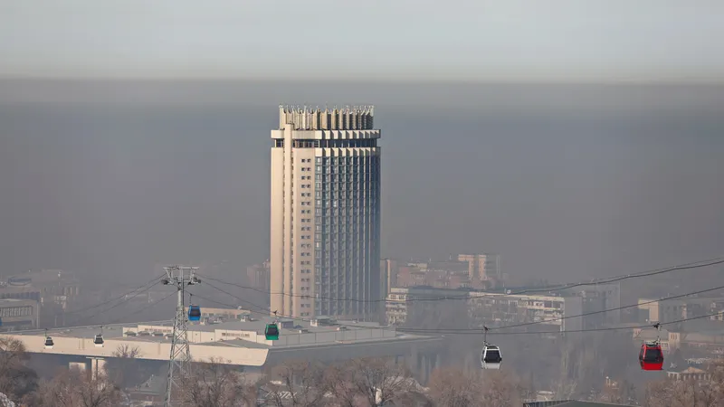 К жителям Астаны, Алматы и еще восьми городов обратились синоптики с предупреждением