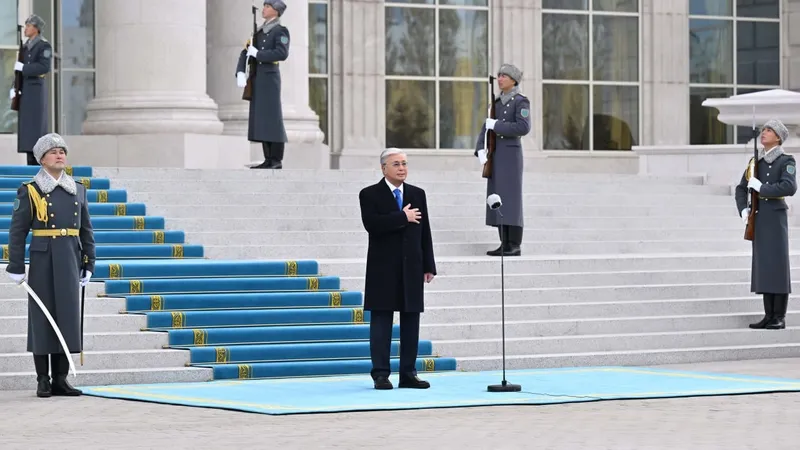 На площади перед Акордой торжественно подняли флаг Казахстана