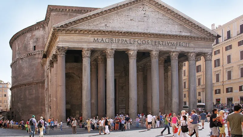 Турист погиб, упав с Пантеона в Риме