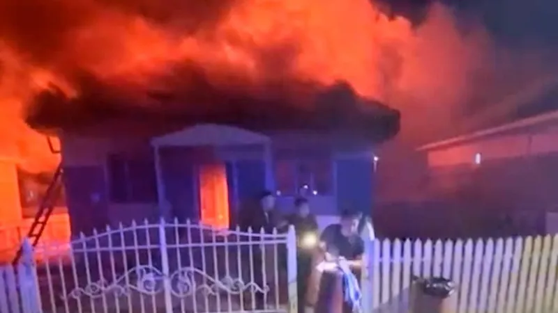 Полицейские из Талдыкоргана спасли мужчину из горящего дома