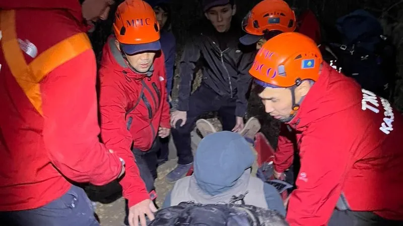 Туристу потребовалась помощь врачей в горах Алматы