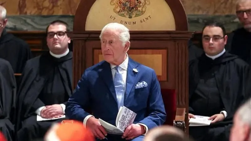 Короля Великобритании высмеяли около Личфилдского собора из-за принца Эндрю