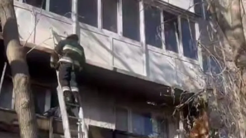 13 человек эвакуировали из квартир в Петропавловске из-за пожара