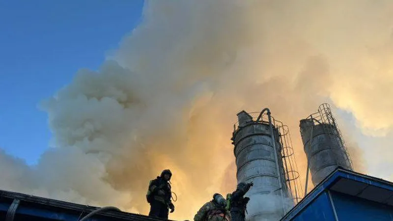 Крупный пожар потушили в производственном цехе в Астане