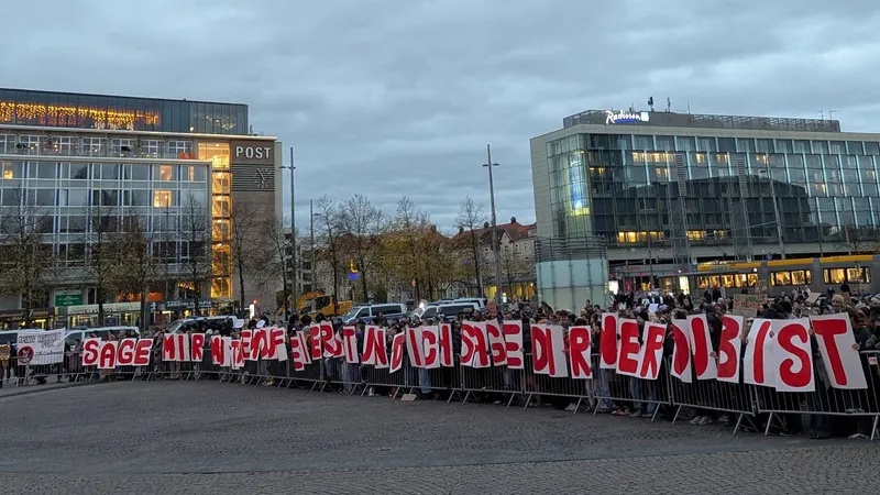"Позор!": митинги против вокалиста Rammstein проходят в Германии