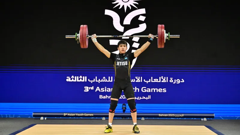 Три рекорда и "золото": казахстанский тяжелоатлет успешно выступил на юношеской Азиаде