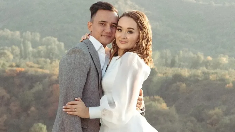 Невестка Рымбаевой спустя годы повторила старое фото с родственниками