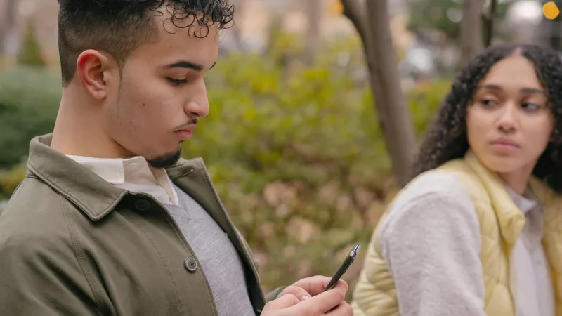 Какие привычки мужчин и женщин сильнее всего раздражают в отношениях