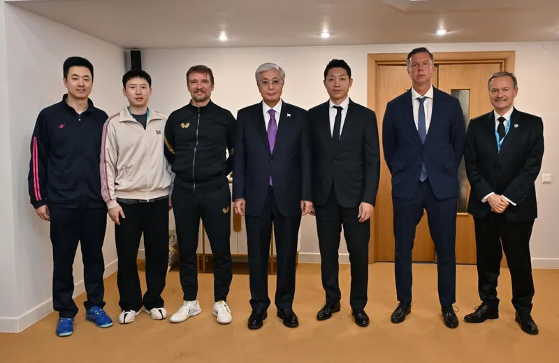 президент Казахстана Касым-Жомарт Токаев с теннисистами, фото - Новости Zakon.kz от 29.10.2025 17:30