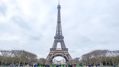 неизвестный тайком от охраны провел ночь на Эйфелевой башне, фото - Новости Zakon.kz от 29.10.2025 23:43