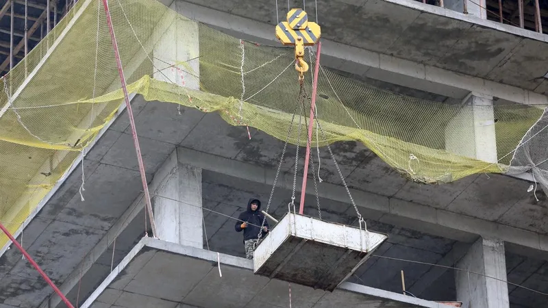 Еще одну строительную компанию в Алматы лишили лицензии за нарушения