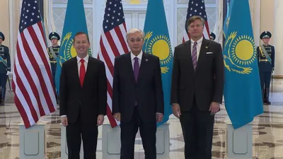 президент Казахстана Касым-Жомарт Токаев и гости из США, фото - Новости Zakon.kz от 29.10.2025 11:51