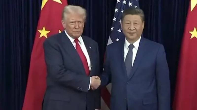 Си Цзиньпин и Трамп встретились на авиабазе в Пусане