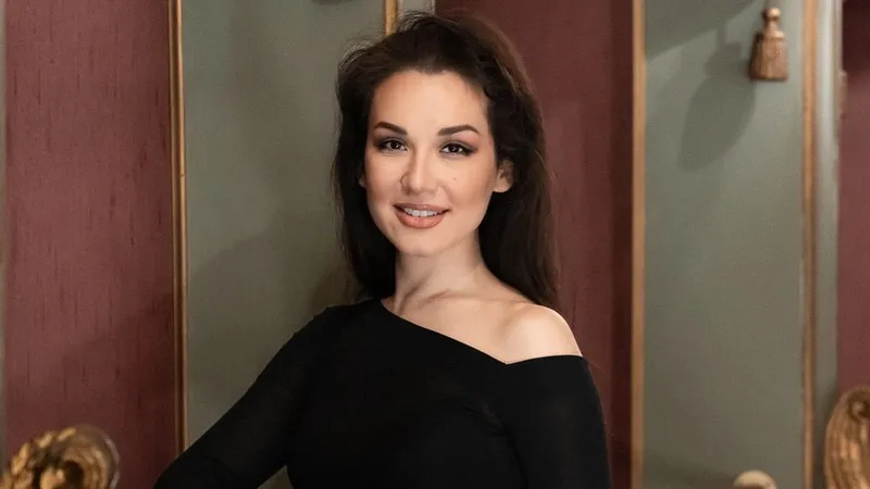 Секс ойыншықтарымен серуендеу (жеке фотосуреттер) Әншілермен XXX порно