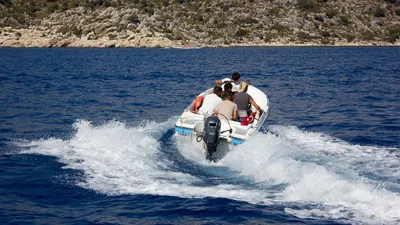 Лодка с людьми на воде, фото - Новости Zakon.kz от 30.10.2025 09:07