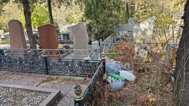 Свидания, колдовство, мусор: кто нарушает покой усопших на кладбищах Казахстана